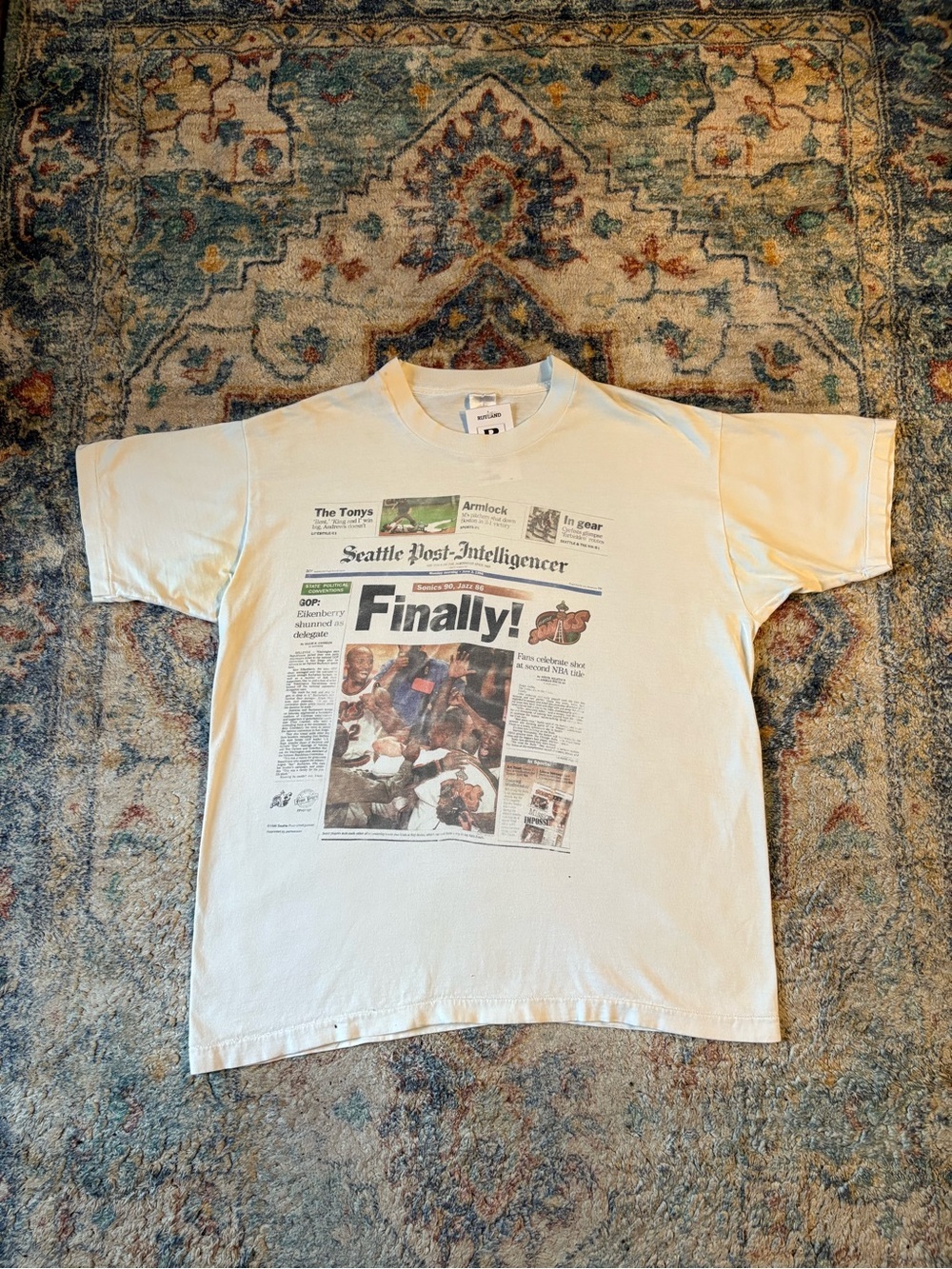 Vintage NBA Seattle SuperSonics Newspaper T-shirt Size XL